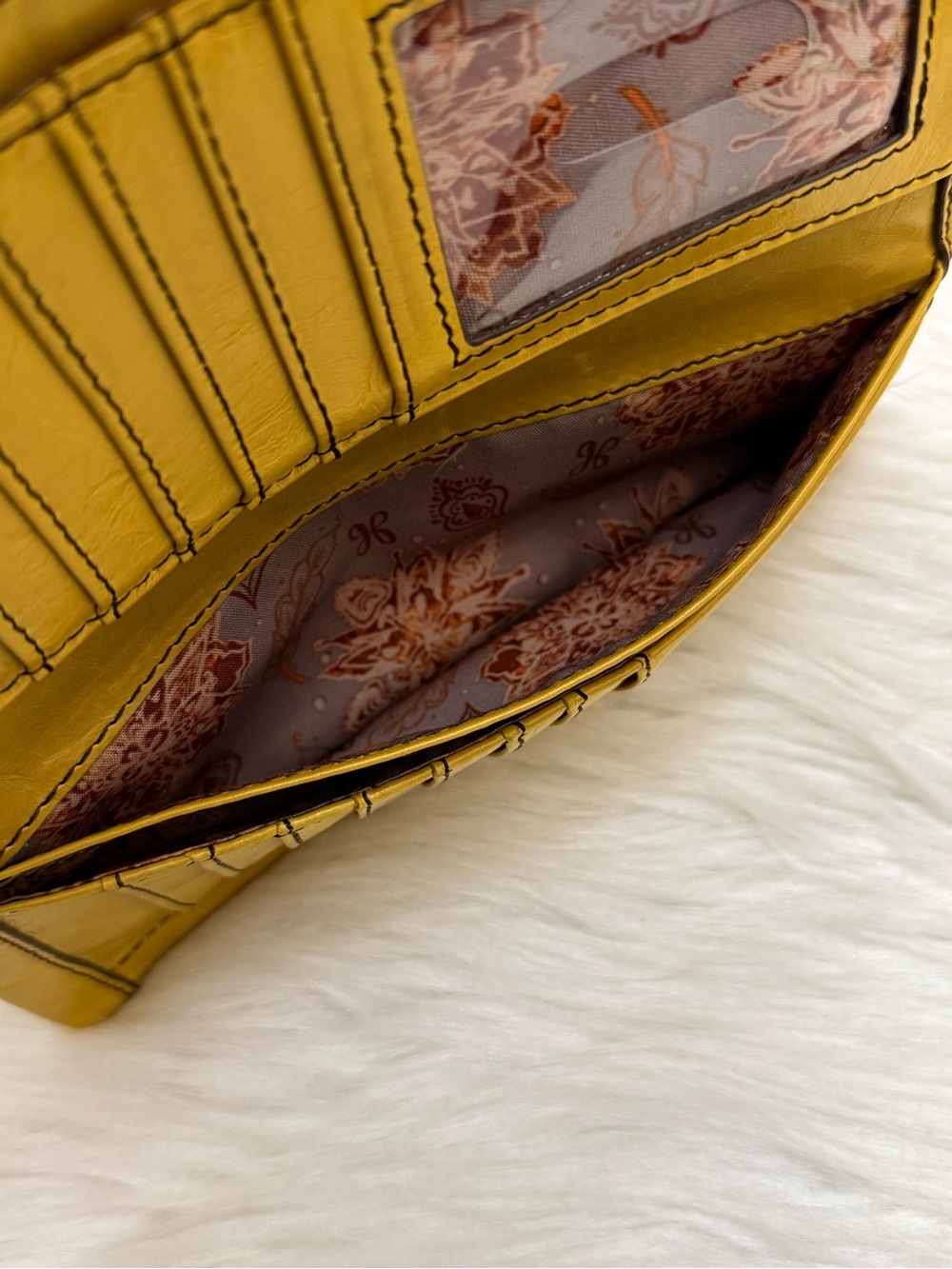 HOBO - INTERNATIONAL YELLOW SOFT LEATHER SADIE LONG WALLET MAGNETIC CLOSURE - Picture 9 of 16